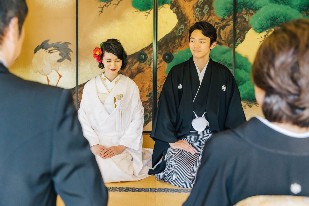 白無垢と紋付羽織袴の新郎新婦