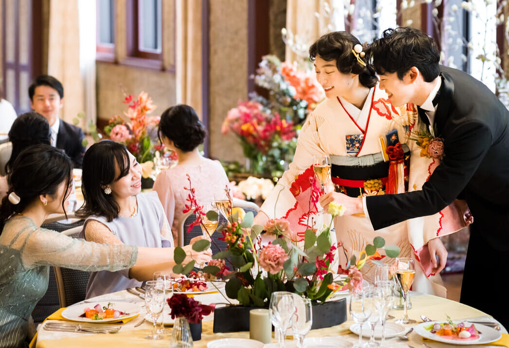 大切なゲストに囲まれる新郎新婦