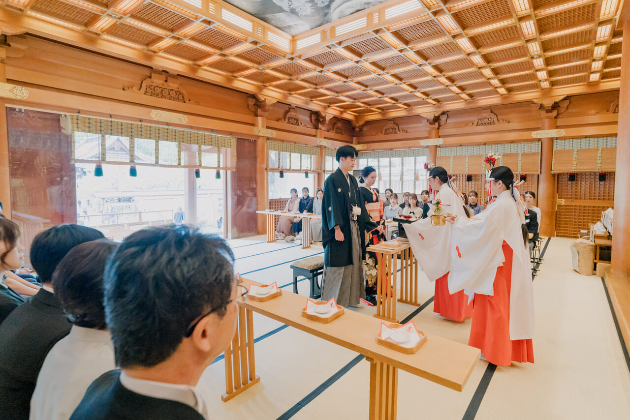 黒引き振袖と紋付羽織袴での神前式